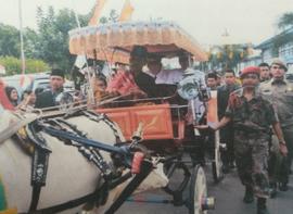 Bupati naik Bendi ke Gedung Negara