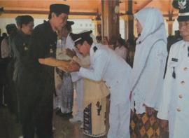 Bupati Sumdang H. Endang Sukandar sedang bersalaman dengan Kepala Desa yang telah dilantik
